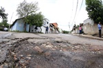 Asfalto não existe mais na via em função da quantidade e tamanho dos buracos