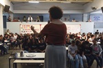 Parlamentar está percorrendo várias unidades escolares desde a semana passada para abordar a temática
