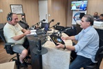 Vereador Ary Pedroso homenageia jornalista durante o programa Alô Bom Dia, na rádio Educadora