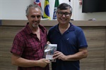 Professor Antonio, que acompanhou os alunos, e o vereador Pedro Kawai (PSDB)