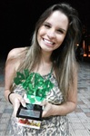 Julia, em Manaus, com o troféu da categoria de melhor roteiro de ficção na Expocom