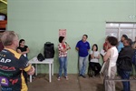 Silvia Morales e Rai de Almeida em reunião com moradores do Jardim Monte Feliz, nesta terça-feira (18)