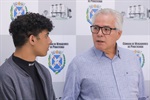 Nick Brad transfere seus sentimentos para os desenhos executados a lápis e caneta preta