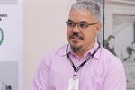 Nick Brad transfere seus sentimentos para os desenhos executados a lápis e caneta preta