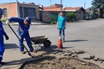 Vereador acompanha operação tapa-buraco no Jardim Gilda