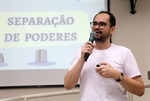 Servidor Bruno Didoné de Oliveira durante apresentação no programa