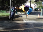 Limpeza do piso com alta pressão. 