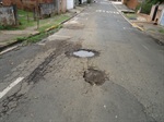 Moradores pedem operação tapa buracos no Jardim Nova Iguaçu