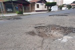 Ruas esburacadas causam transtorno de trânsito na Vila Rezende