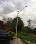Poste de iluminação instalado ao fim da rua