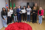 Cerimônia de entrega do Voto de Congratulações ao atleta Edrey da Silva Belo aconteceu na noite desta quinta (25) na Sala de Reuniões da Presidência