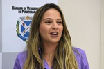 Vereador Thiago Ribeiro em entrega de votos de congratulações à Aretuza Negri