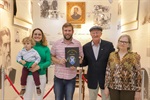 Neder recebeu a homenagem acompanhado da esposa, mãe e filho