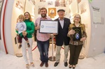 Neder recebeu a homenagem acompanhado da esposa, mãe e filho