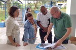 Diretora da escola, engenheira e encarregado da obra acompanharam visita