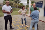Diretora da escola, engenheira e encarregado da obra acompanharam visita
