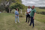 Diretora da escola, engenheira e encarregado da obra acompanharam visita