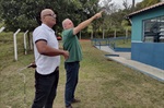 Diretora da escola, engenheira e encarregado da obra acompanharam visita