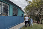 Diretora da escola, engenheira e encarregado da obra acompanharam visita