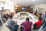 Dirigente de Ensino, secretário de Educação, deputada Bebel, professores, estudantes e lideranças comunitárias participaram do debate promovido pela Comissão de Educação