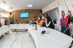 Dirigente de Ensino, secretário de Educação, deputada Bebel, professores, estudantes e lideranças comunitárias participaram do debate promovido pela Comissão de Educação