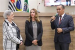 Cerimônia de entrega da moção de aplausos à advogada Fernanda Dal Picolo aconteceu na noite desta segunda-feira (5), na Câmara Municipal de Piracicaba