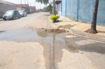 A água da chuva se acumula em cruzamento