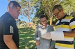 O vereador com o secretário na praça Milton Barbosa