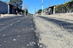 Pavimentação asfáltica sendo realizada na rua Rosa Francelina de Abreu, em Anhumas