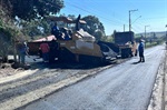 Pavimentação asfáltica sendo realizada na rua Rosa Francelina de Abreu, em Anhumas