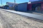 Pavimentação asfáltica sendo realizada na rua Rosa Francelina de Abreu, em Anhumas