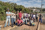Intervenção contou com a limpeza do córrego e construção de calçada