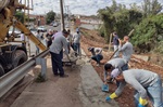 Intervenção contou com a limpeza do córrego e construção de calçada