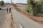 Intervenção contou com a limpeza do córrego e construção de calçada