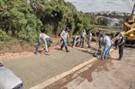 Intervenção contou com a limpeza do córrego e construção de calçada