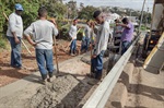 Intervenção contou com a limpeza do córrego e construção de calçada