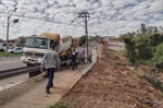 Intervenção contou com a limpeza do córrego e construção de calçada