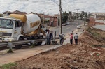 Intervenção contou com a limpeza do córrego e construção de calçada