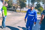 Vereador acompanha serviços de tapa buraco no Jardim Itapuã