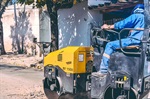 Vereador acompanha serviços de tapa buraco no Jardim Itapuã