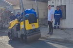 Vereador acompanha operação tapa buraco na Vila Industrial