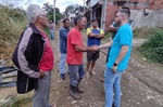 Vereador Gustavo Pompeo durante conversa com moradores no bairro Campestre