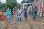Vereador Gustavo Pompeo durante conversa com moradores no bairro Campestre