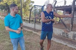 Vereador Gustavo Pompeo em visita ao campo de futebol do bairro Monte Alegre