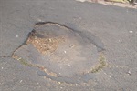 Imagem mostra buraco existente na rua Elvira Boyes, em frente ao número 649, no Jardim Petrópolis