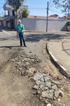 Vereador Sérgio da Van averigua resíduos na rua Luiz Bessi com a rua Humberto Venturini