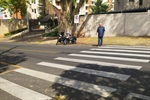 Imagem mostra pintura de faixa de pedestres no bairro Nova Piracicaba