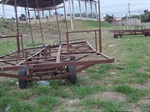 carros alegóricos abandonados no Jardim Gilda