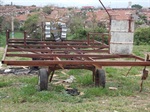 carros alegóricos abandonados no Jardim Gilda