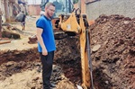 Vereador Gustavo Pompeo acompanha obras na rua dos Pinheiros, no bairro Bosque dos Lenheiros